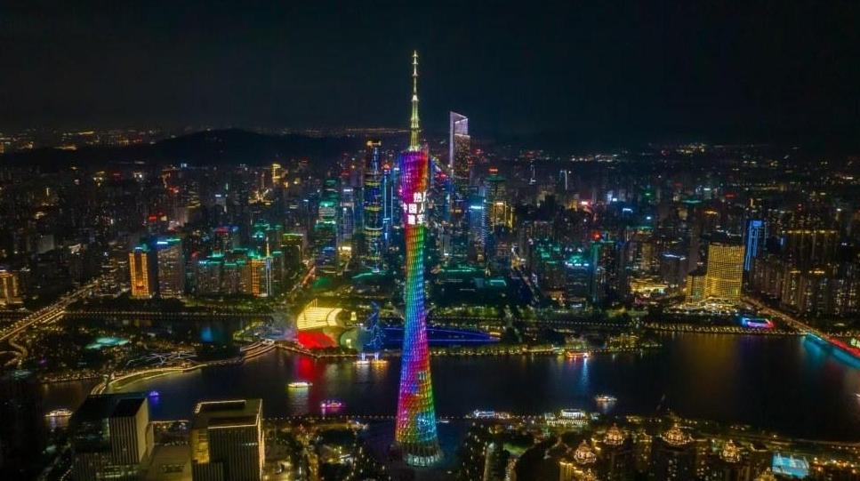 致敬！广州塔亮灯庆祝中国人民解放军建军98周年